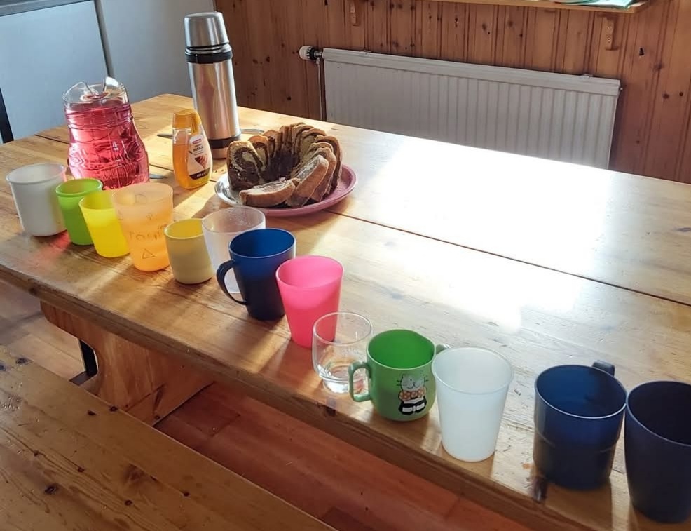 Talo elää tavallaan, vieraat kulkee ajallaan